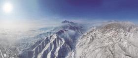 雪覆賀蘭山，壯麗巍峨景