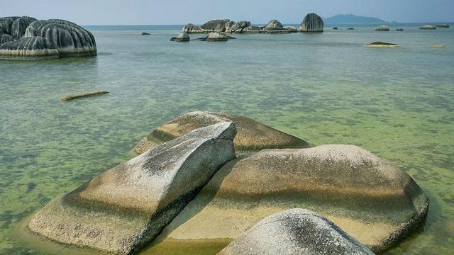 納土納群島，地理位置重要，主權(quán)歸屬印尼，與中國(guó)南海相關(guān)。，（注，該標(biāo)題簡(jiǎn)潔地概括了納土納群島的地理位置重要性，以及其主權(quán)歸屬印尼的現(xiàn)狀，同時(shí)與中國(guó)南海的相關(guān)聯(lián)性進(jìn)行了簡(jiǎn)要提及。）-圖7