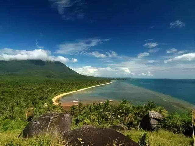 納土納群島，地理位置重要，主權(quán)歸屬印尼，與中國(guó)南海相關(guān)。，（注，該標(biāo)題簡(jiǎn)潔地概括了納土納群島的地理位置重要性，以及其主權(quán)歸屬印尼的現(xiàn)狀，同時(shí)與中國(guó)南海的相關(guān)聯(lián)性進(jìn)行了簡(jiǎn)要提及。）-圖6